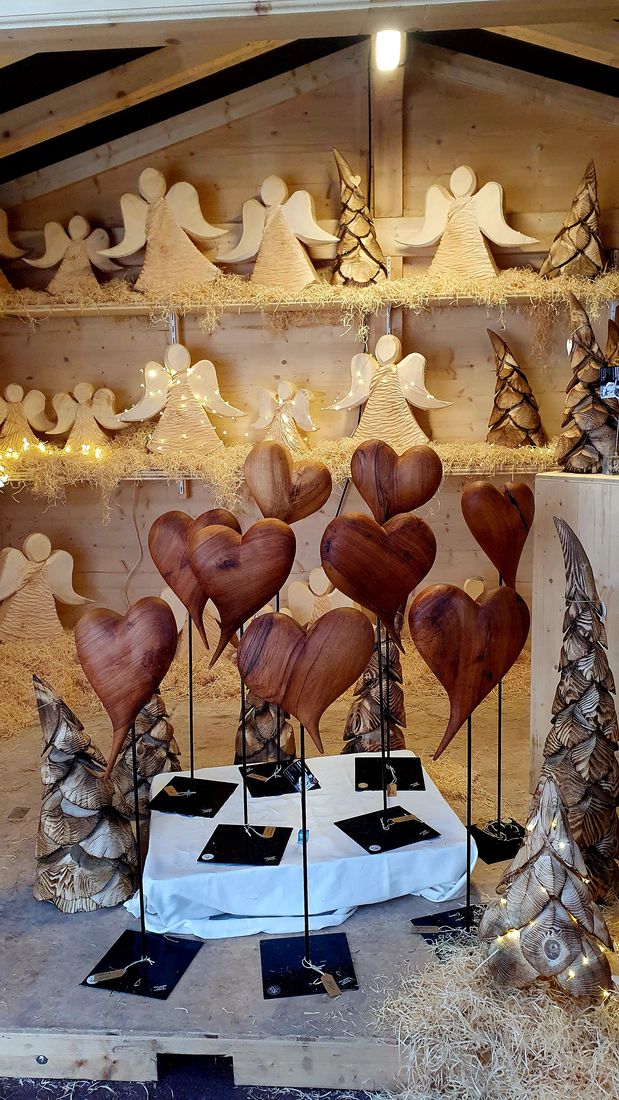 Herzen auf Ständern und Engel im Weihnachtsstand
