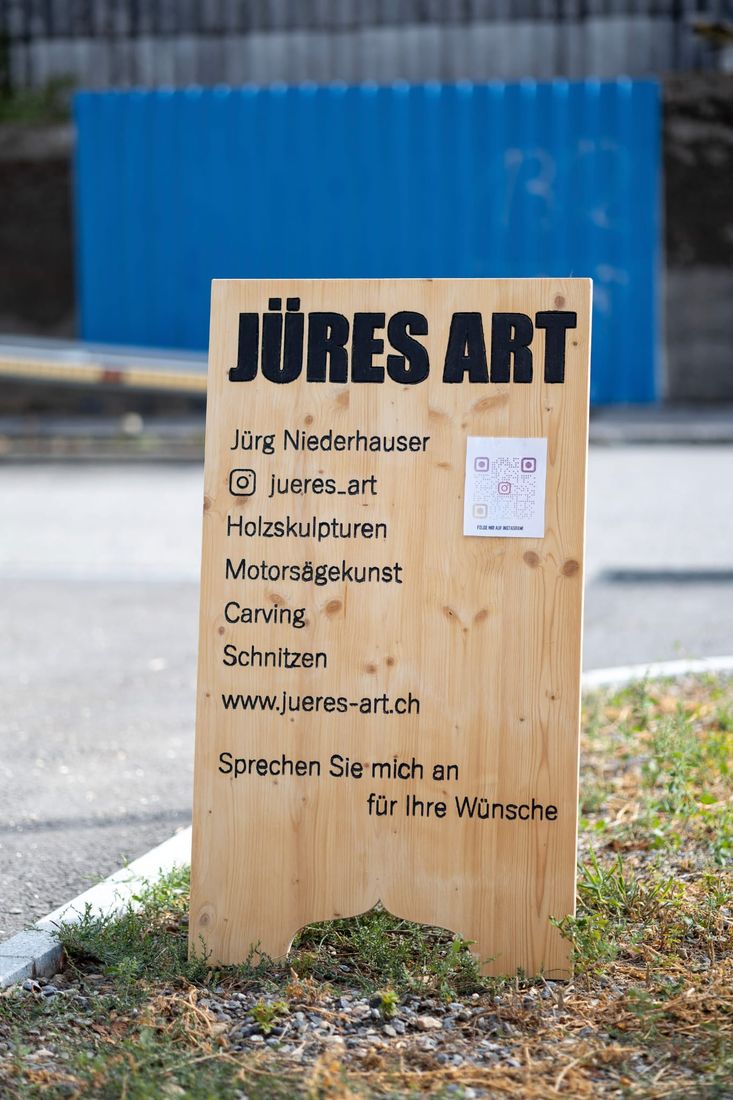Holzschild von Jüres Art am Markt