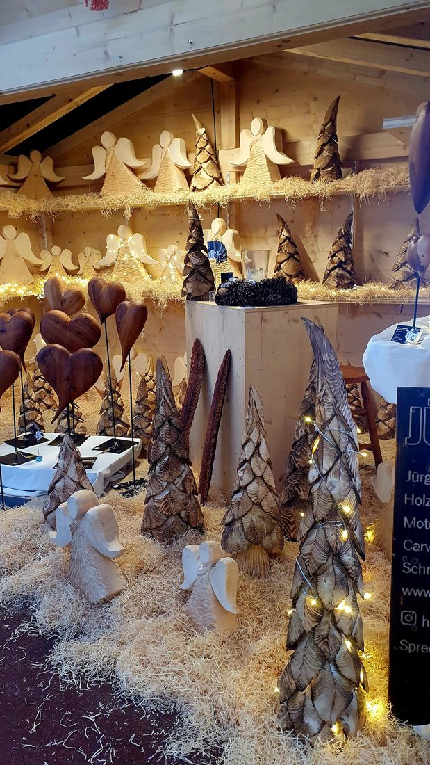 Herzen, Federn, Tannen und Engel im Weihnachtsstand