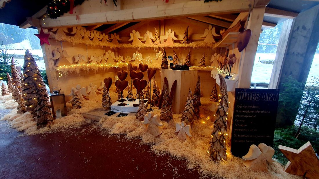 Weihnachtsstand von Jüres Art mit Engeln, Herzen und Tannen
