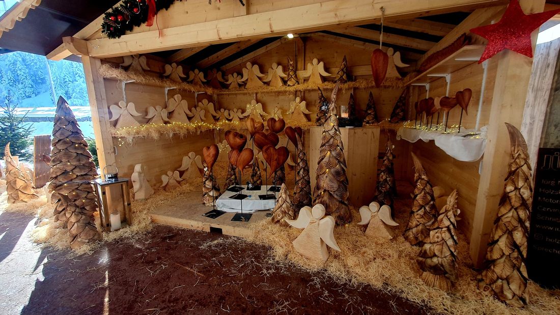 Weihnachtsstand von Jüres Art mit Engeln, Herzen und Tannen in der Wintersonne
