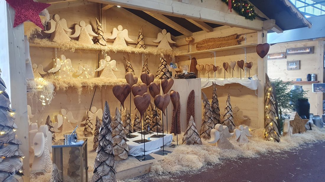 Weihnachtsstand voller Engel, Herzen und Tannen aus Holz