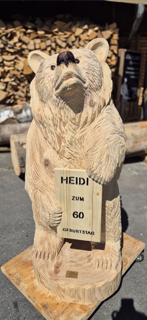 Bär aus Holz mit Schild zum 60. Geburtstag