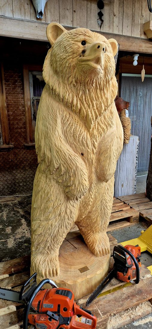 Grosser Bär aus Holz
