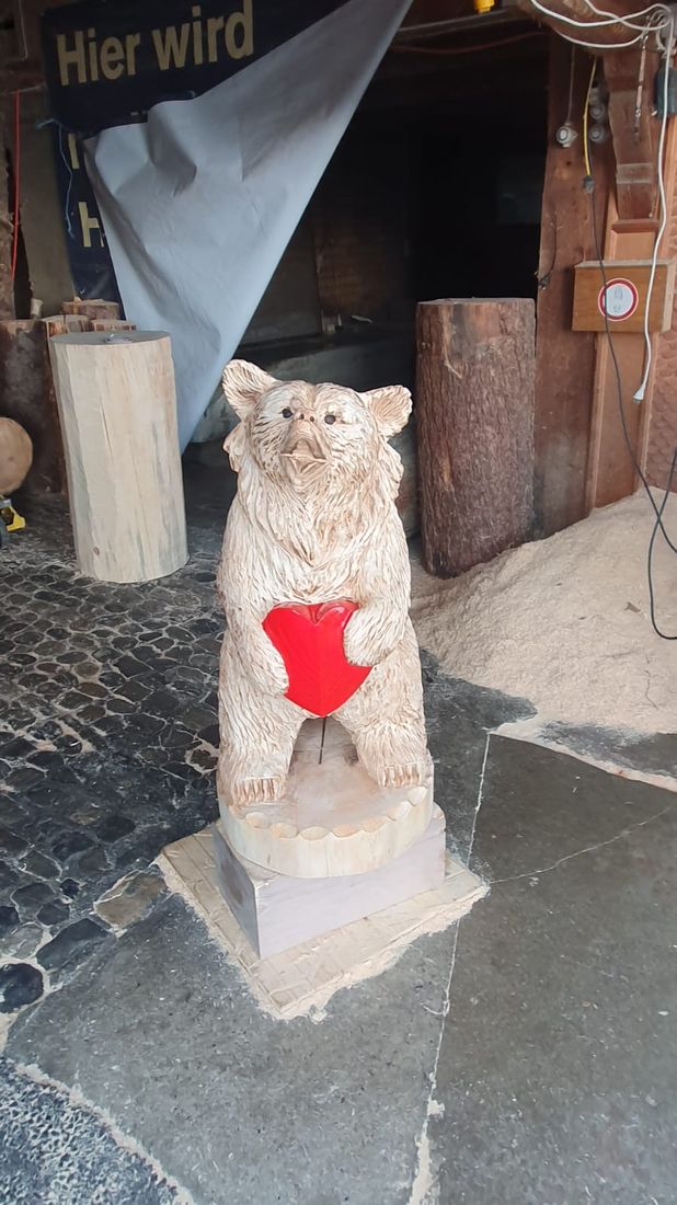 Bär mit Herz aus Holz