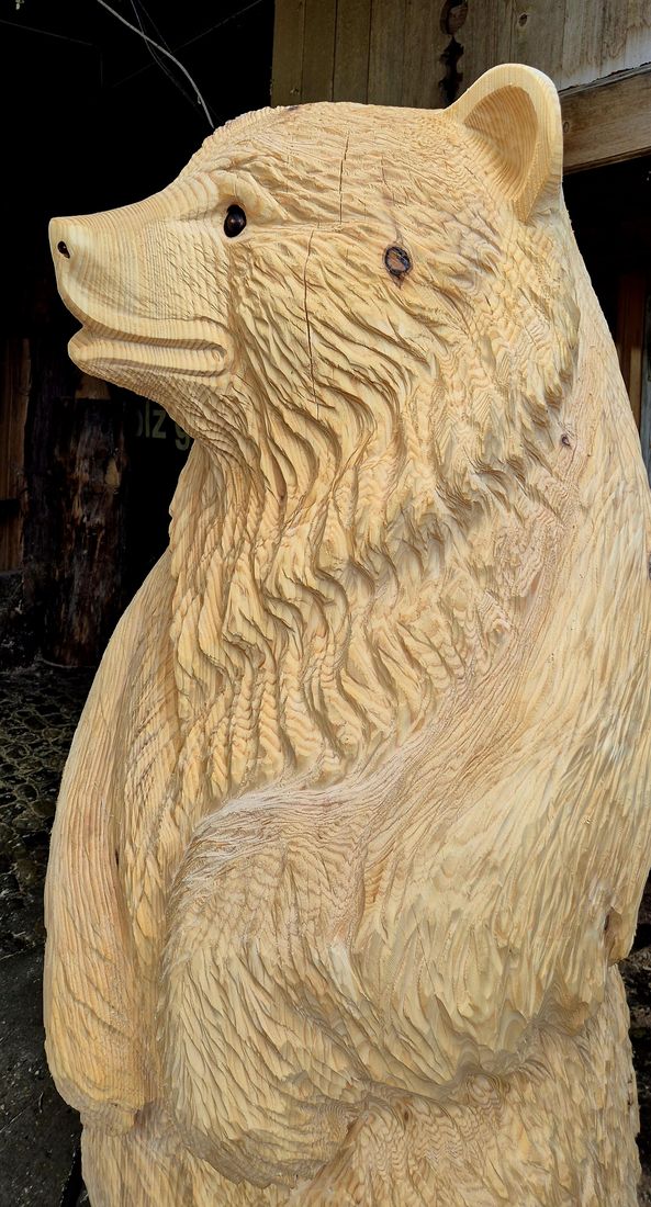 Bär im Profil aus Holz