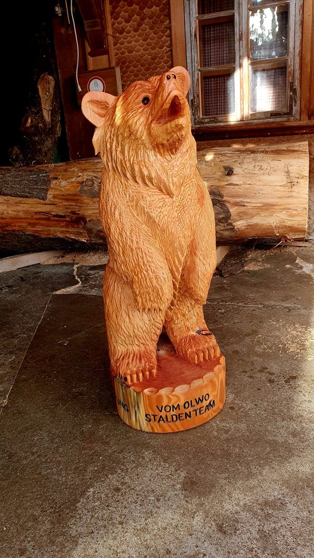 Bär auf Sockel aus Holz