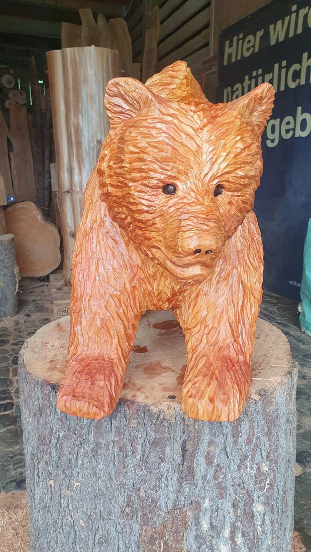 Bär auf dem Stamm aus Holz