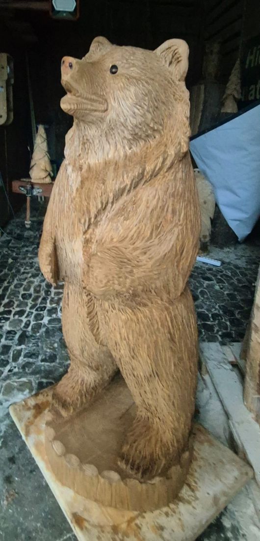 Stehender Bär aus Holz