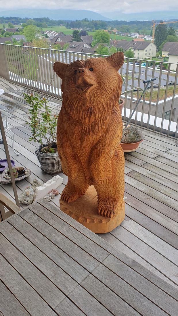 Bär auf der Terrasse aus Holz