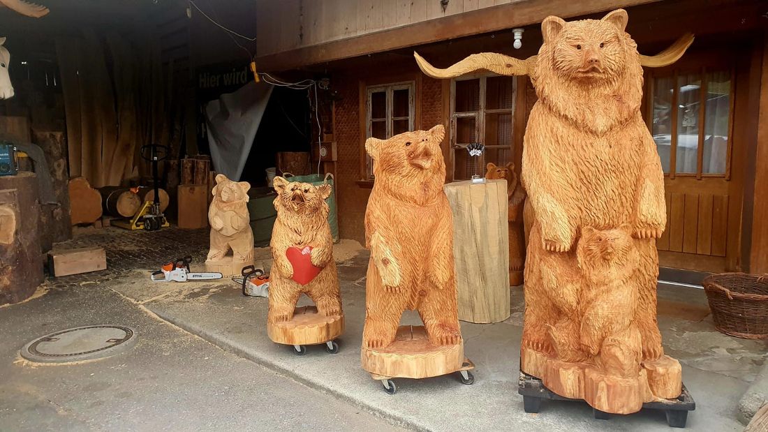 Bären vor der Werkstatt aus Holz