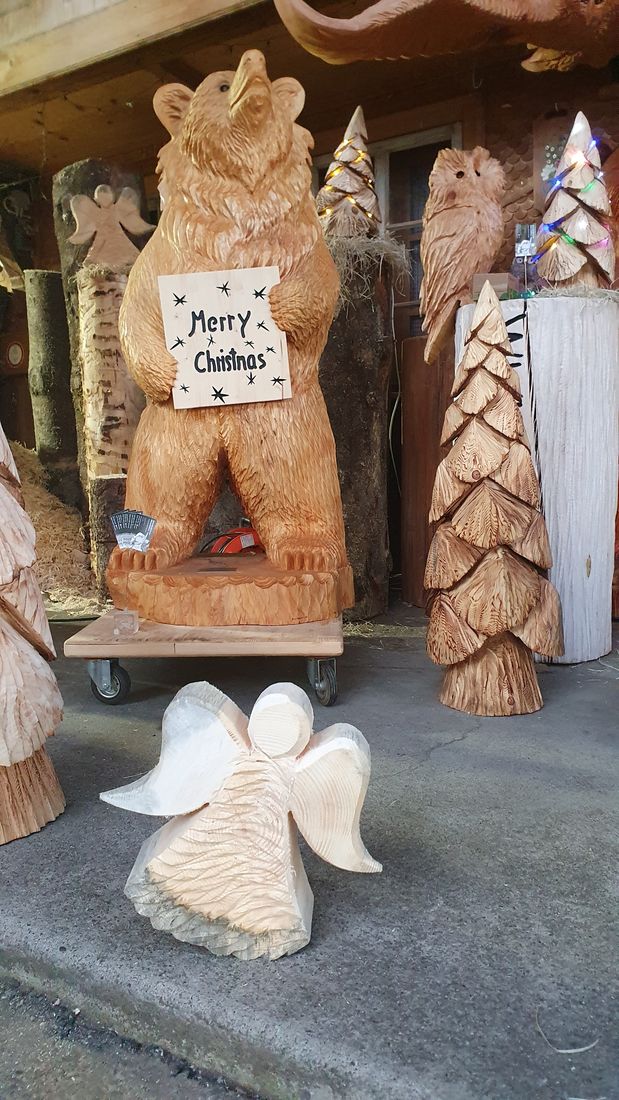 Bär mit Weihnachtsschild aus Holz