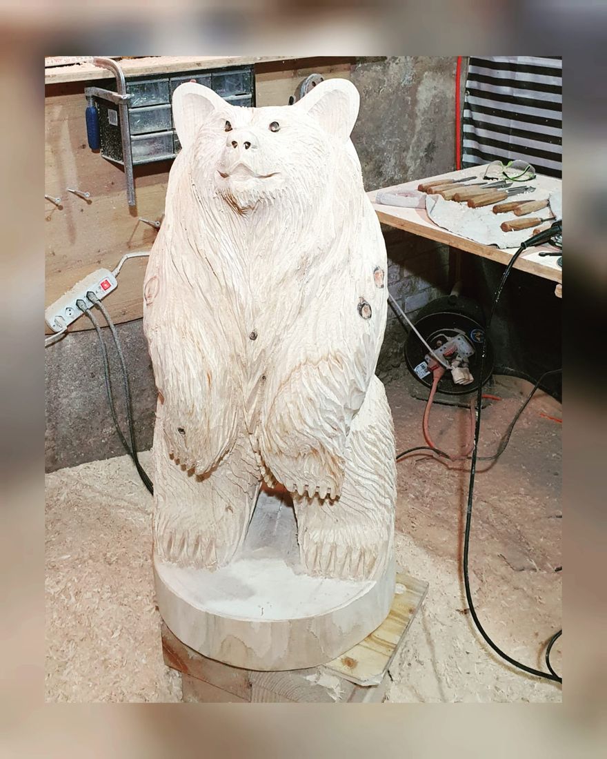 Weisser Bär, stehend aus Holz