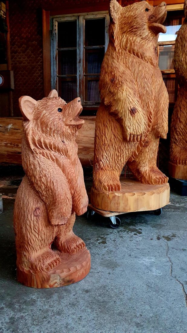 Zwei stehende Bären aus Holz