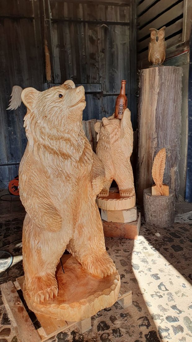 Zwei Bären in der Werkstatt aus Holz