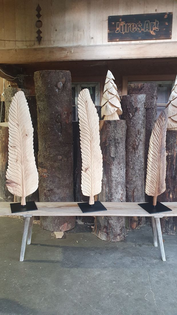 Federn auf Ständern aus Holz