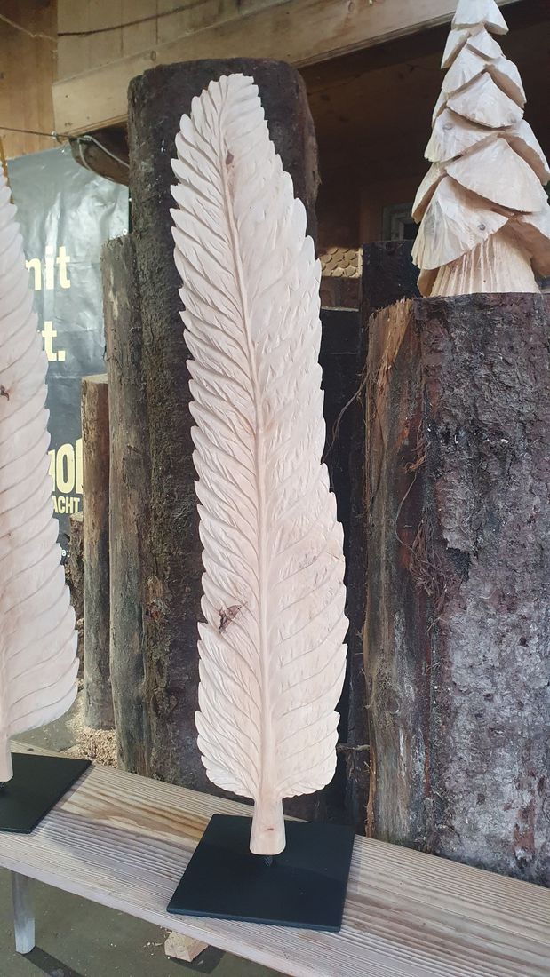 Feder auf Ständer aus Holz
