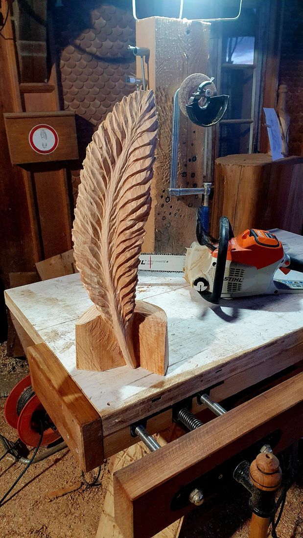 Feder auf der Werkbank aus Holz