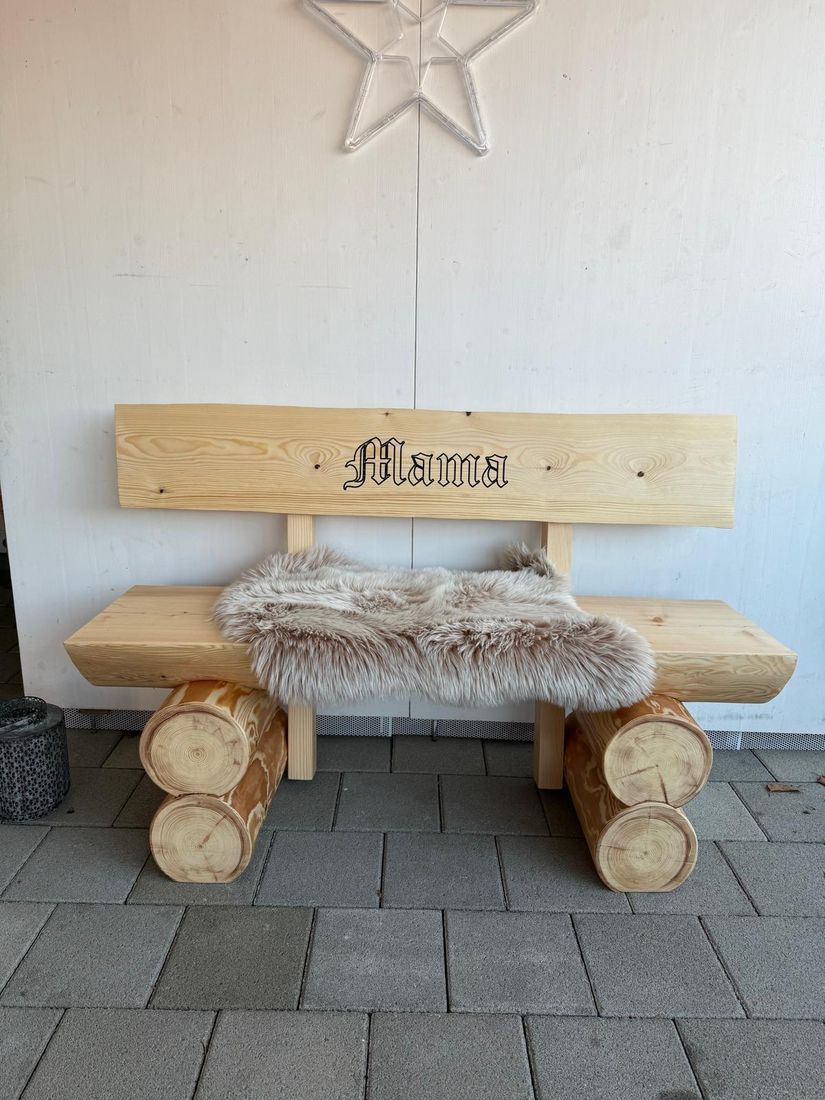 Holzbank mit eingeschnitztem Schriftzug Mama