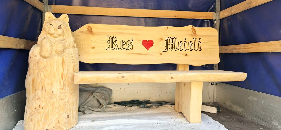 Bank mit Namen aus Holz
