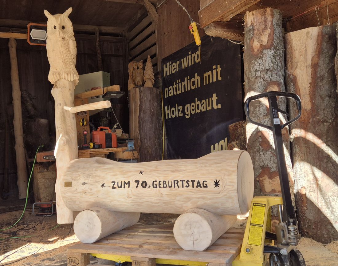 Pflanztrog mit Eule aus Holz