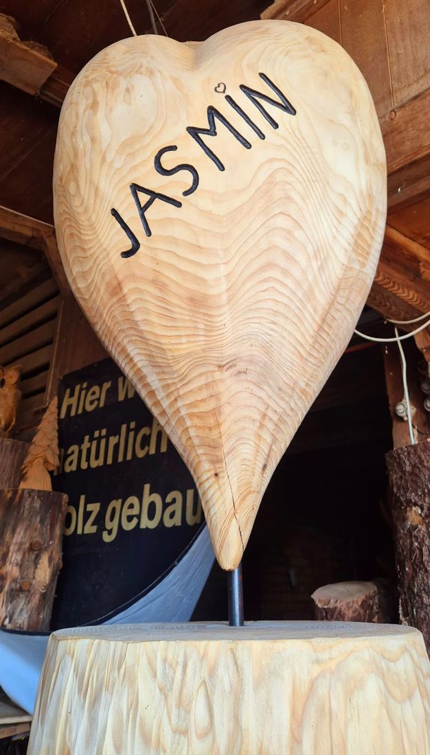 Herz mit Namen aus Holz