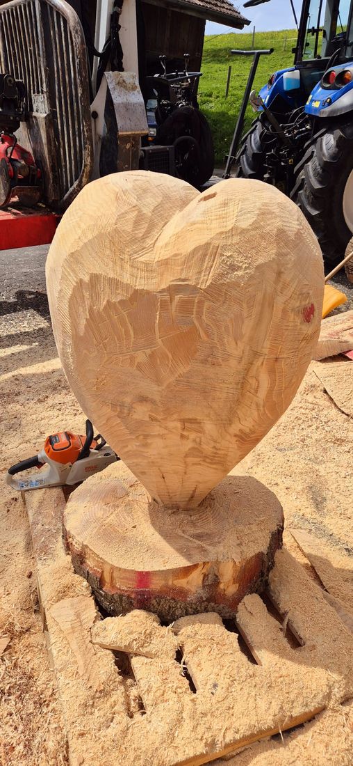 Herz im Rohschnitt aus Holz