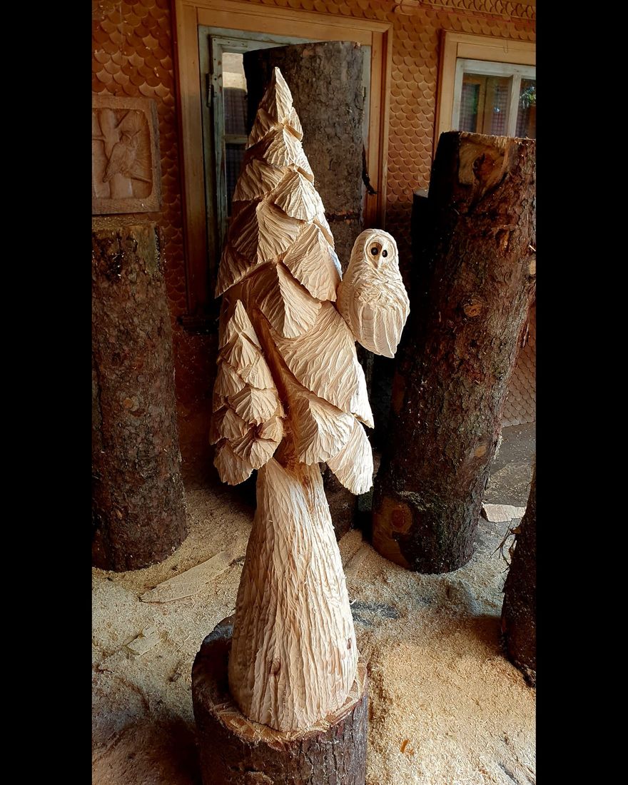Baum mit Eule aus Holz