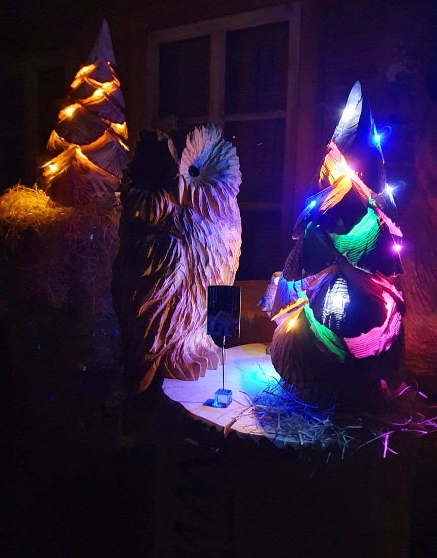 Tannen mit bunten Lichtern aus Holz