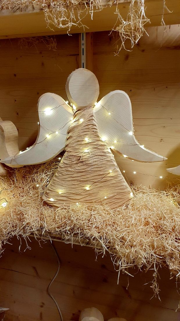 Engel mit Lichterkette aus Holz