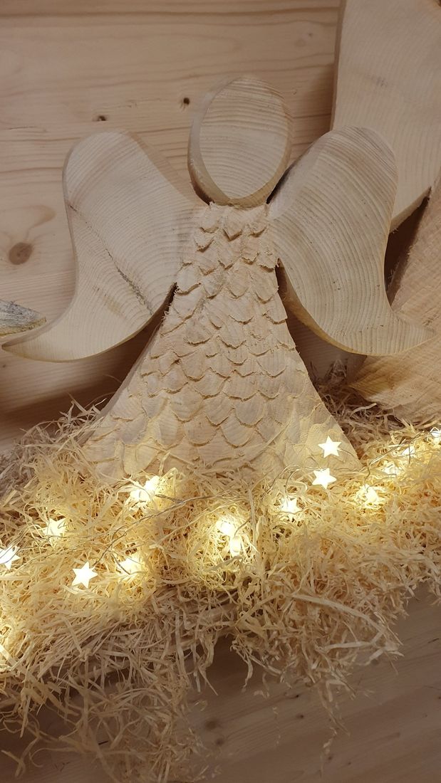 Engel mit geschnitztem Kleid aus Holz