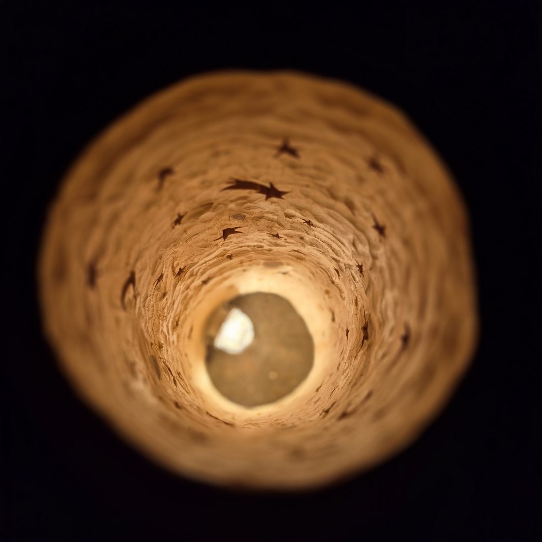 Blick von oben in eine leuchtende Holzlaterne