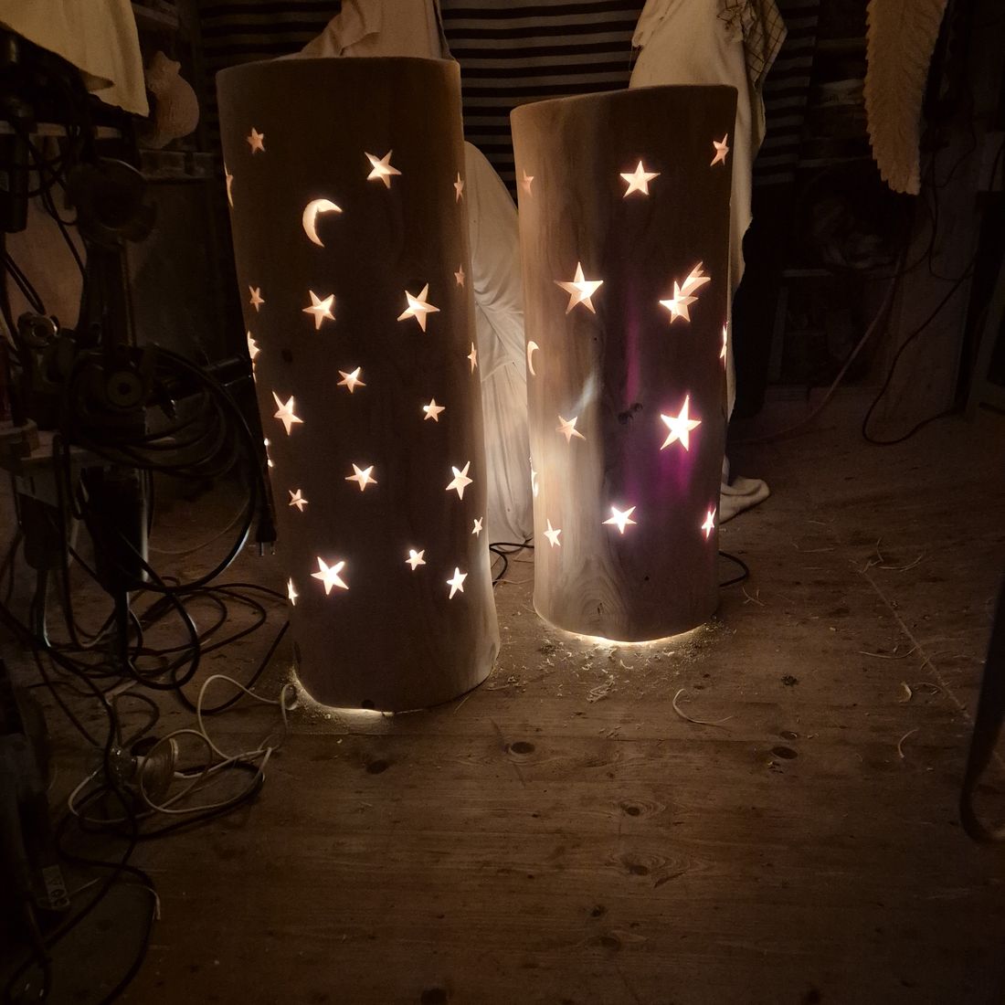 Zwei Holzlaternen mit Sternen leuchten in der Nacht