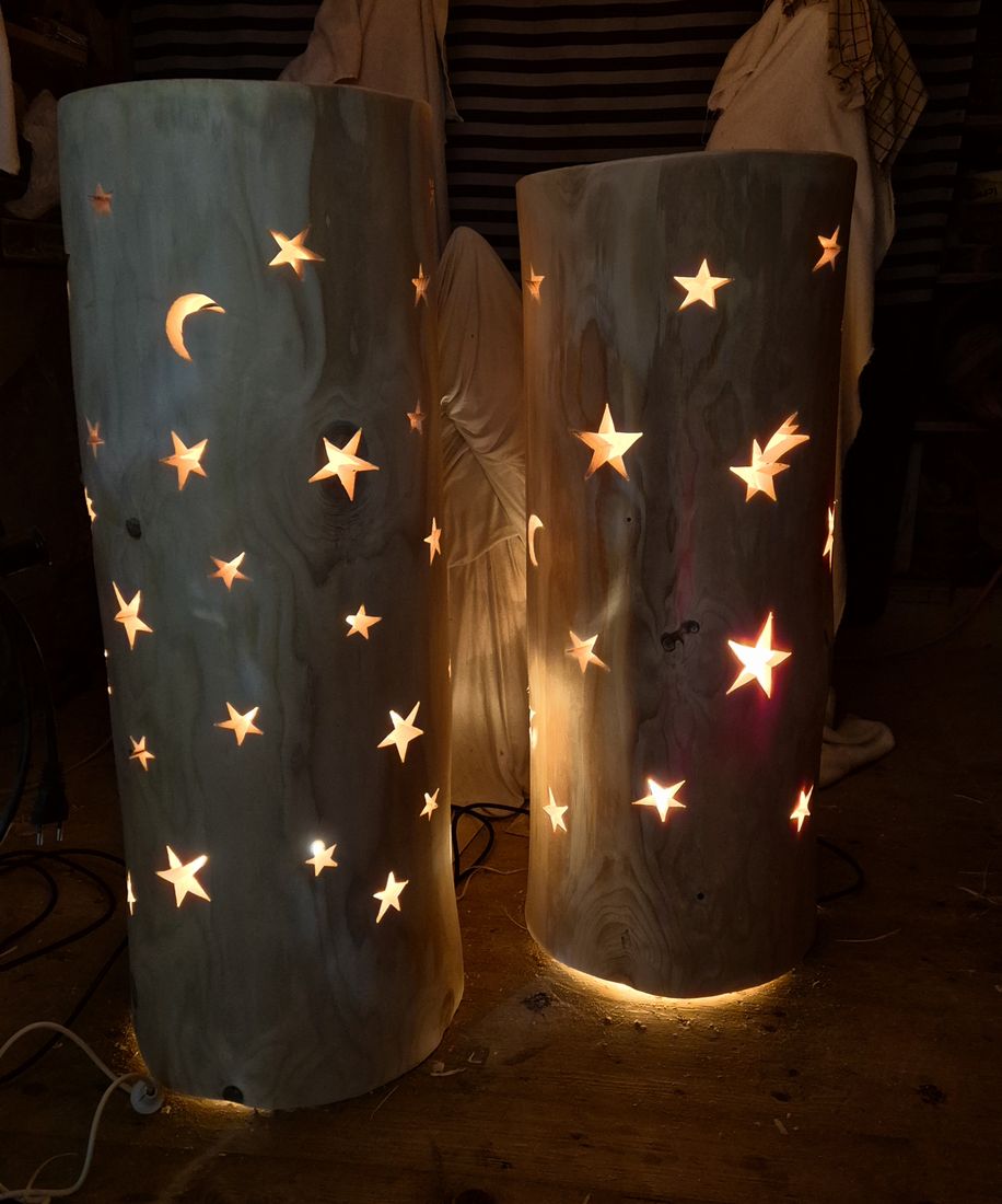Zwei leuchtende Holzlaternen mit Sternen und Mond