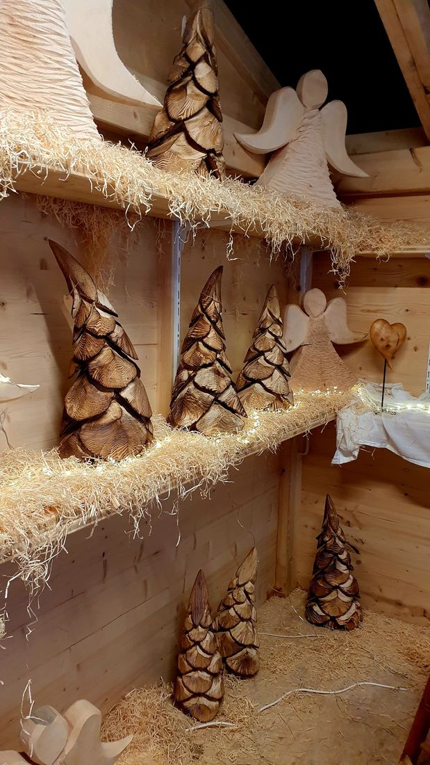 Tannen und Engel im Regal aus Holz