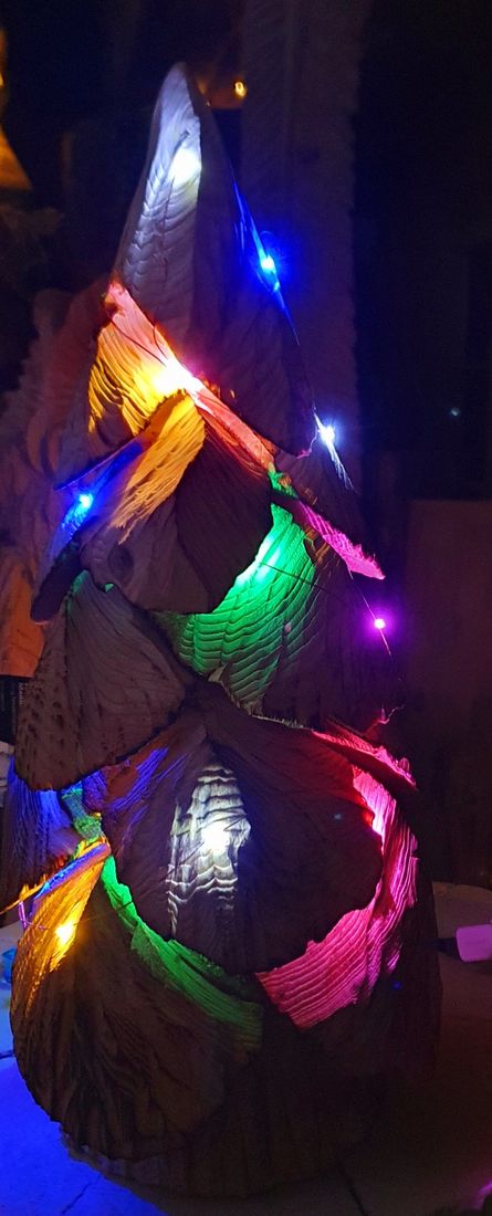Tanne mit bunten Lichtern aus Holz
