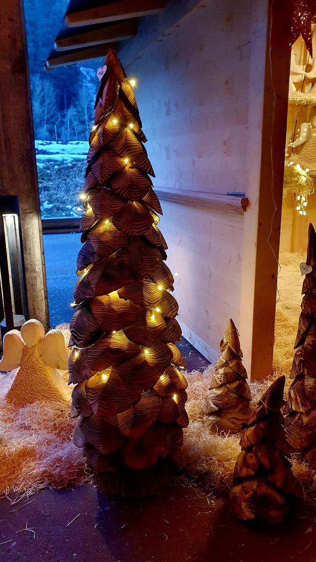Tanne in der Dämmerung aus Holz