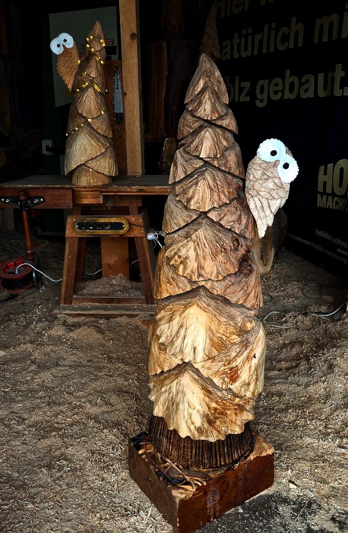 Tanne mit Eule aus Holz