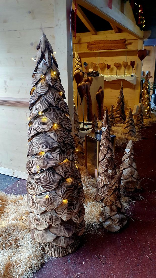Grosse Tanne mit Lichterkette aus Holz