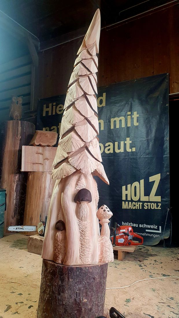 Hohe Tanne mit Pilzen aus Holz