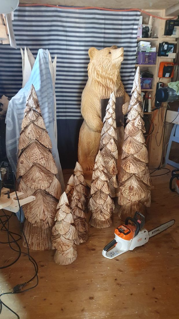 Tannenwald mit Bär aus Holz