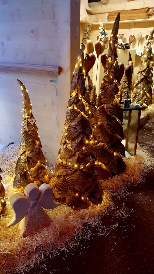 Leuchtende Tannen mit Engel aus Holz
