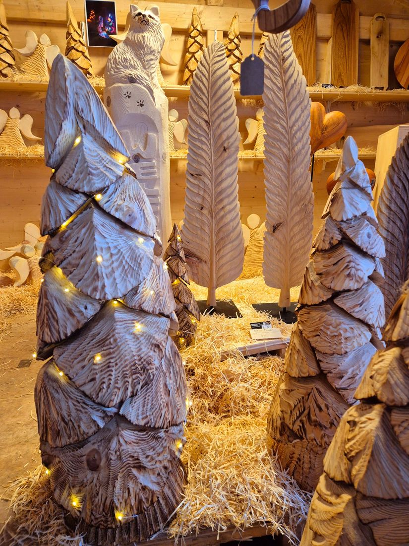 Tannen mit Lichterkette aus Holz