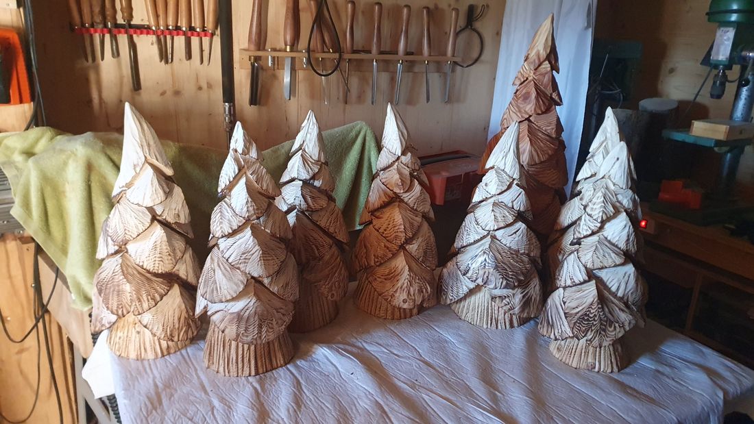 Sechs Tannen aus Holz