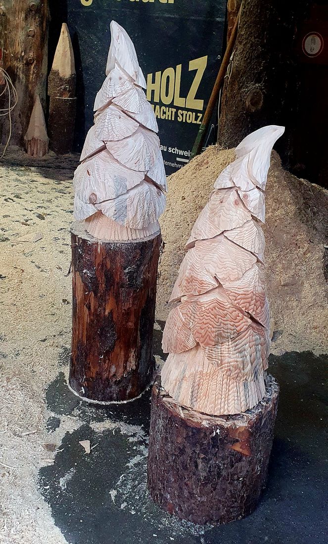 Tannen auf Stämmen aus Holz