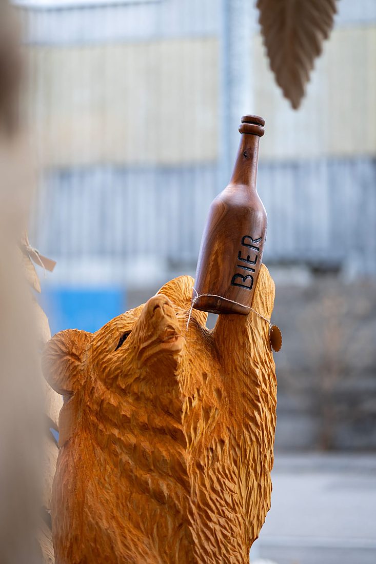 Bär mit Bierflasche aus Holz