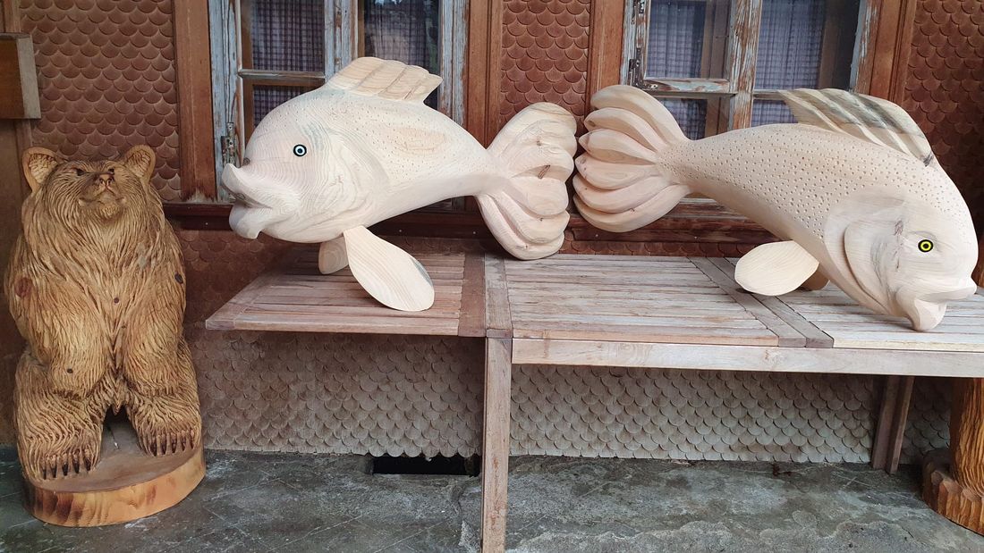 Zwei Fische aus Holz