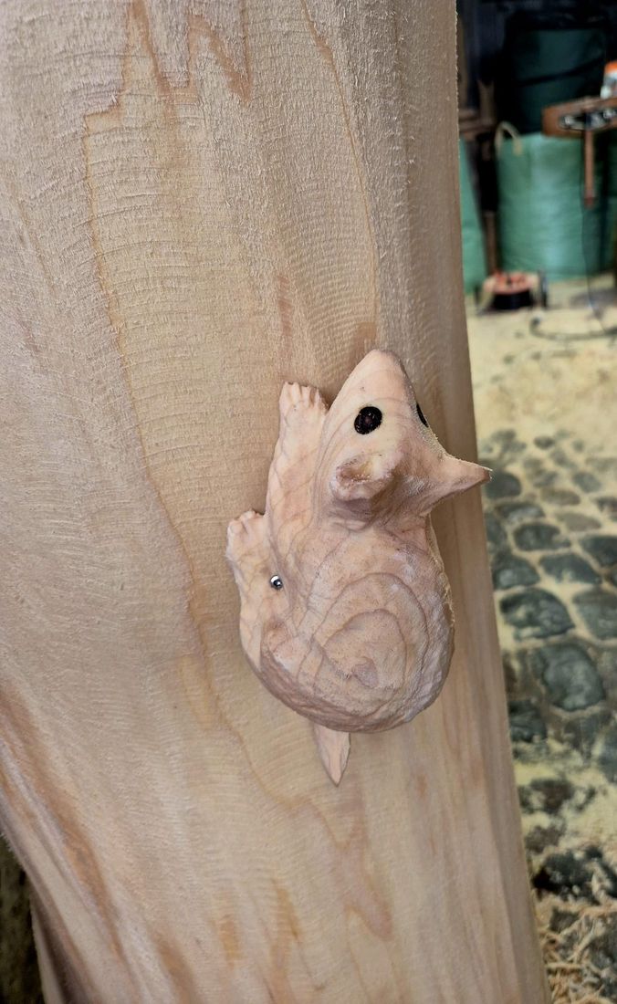 Maus am Stamm aus Holz