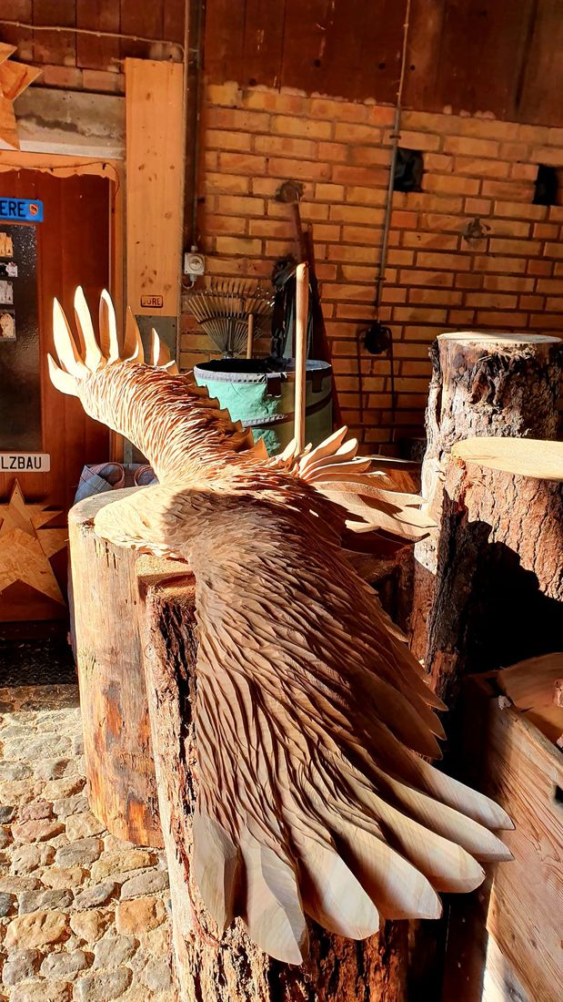 Adler im Anflug aus Holz