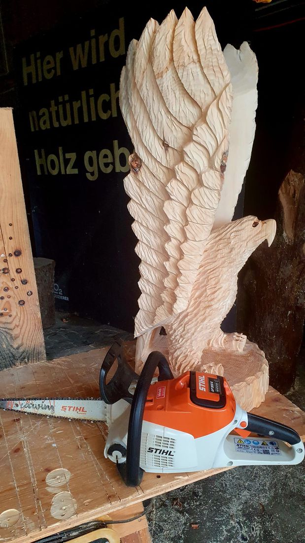 Adler mit erhobenen Flügeln aus Holz